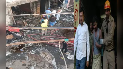 चतरा में तीन मंजिला मकान में लगी भीषण आग, घर मे सो रहे युवक की बचाई जान