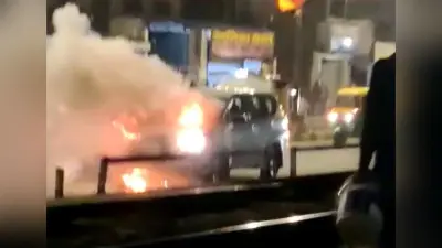 गोरखपुरः कृषि अधिकारी की चलती कार में लगी आग, सवारों ने कूदकर बचाई जान