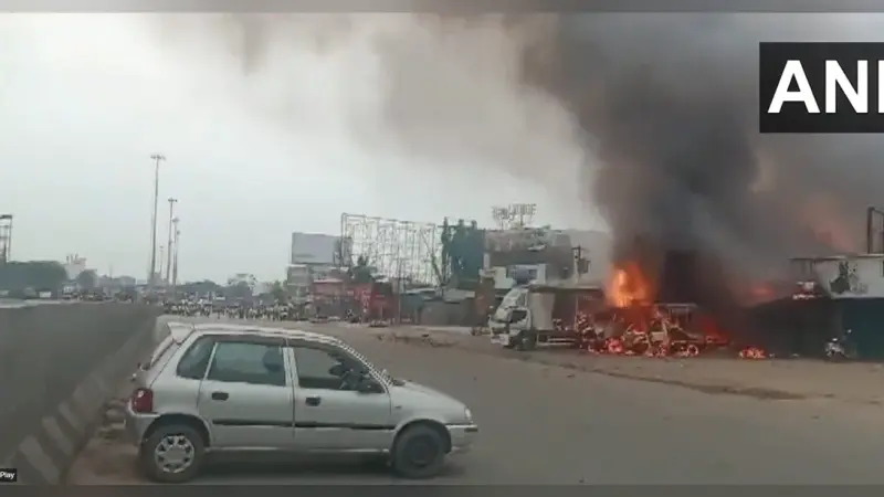 पटना के तेल गोदाम में लगी भीषण आग, दमकल की कई गाड़ियां मौके पर पहुंची, देखें VIDEO