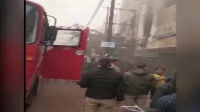 Noida Fire: सेक्टर-10 की बिल्डिंग में लगी आग, मौके पर पहुंची फायर ब्रिगेड की गाड़ियां, एक घंटे बाद पाया काबू