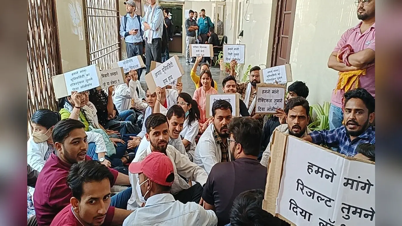 Agra News: रेप के झूठे केस में फंसाने वाली महिला की खुली पोल, वकीलों के साथ पुलिस ने किया गिरफ्तार