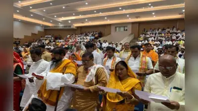 मथुरा के नए मेयर विनोद अग्रवाल को जिलाधिकारी ने दिलाई शपथ, वेटरनरी यूनिवर्सिटी के सभागार में हुआ आयोजन