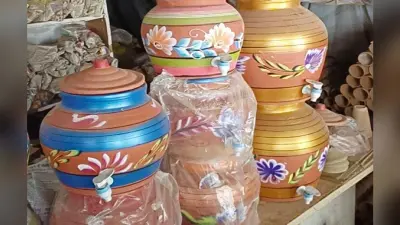 आगरा में बिक रहे ‘पप्पू’ और ‘गुड्डी’, कारीगरों के सम्मान में दुकानदार ने रखा मटकों का नाम