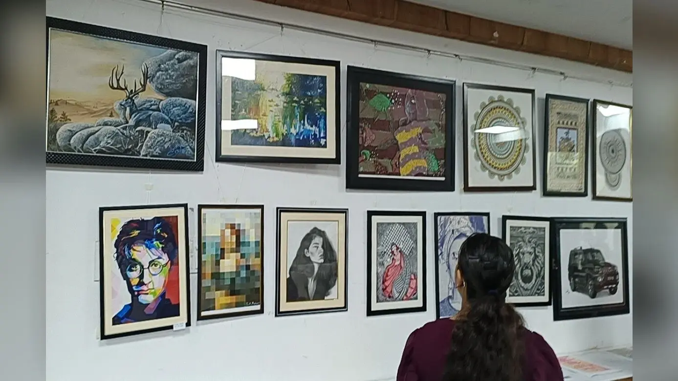 आगरा: ललित कला संस्थान के छात्र-छात्राओं ने उकेरी अनोखी आकृति, कूड़े में पड़े घरेलू सामान से बनाई पेंटिंग