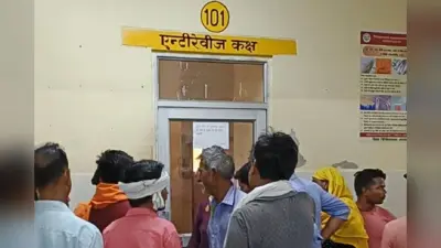आगरा: जिला अस्पताल में दवा के लिए दो घंटे लाइन में लगकर इंतजार कर रहे तीमारदार, गर्मी और भीड़ से हाल बेहाल