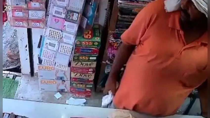 आगरा: कपड़े की दुकान से लेडीज गारमेंट और मोबाइल चोरी, वारदात CCTV में कैद