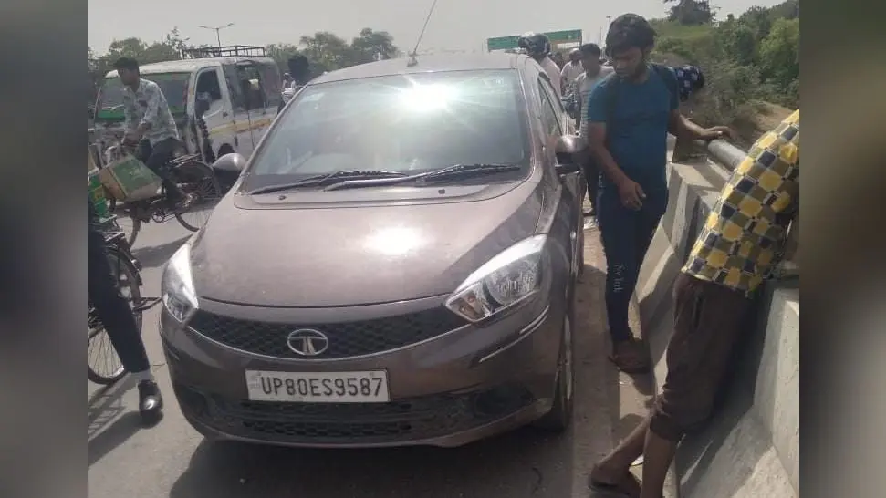 Agra News: युवक ने पुल पर खड़ी की कार और फिर यमुना में लगा दी छलांग, तलाश में जुटे पीएसी के गोताखोर