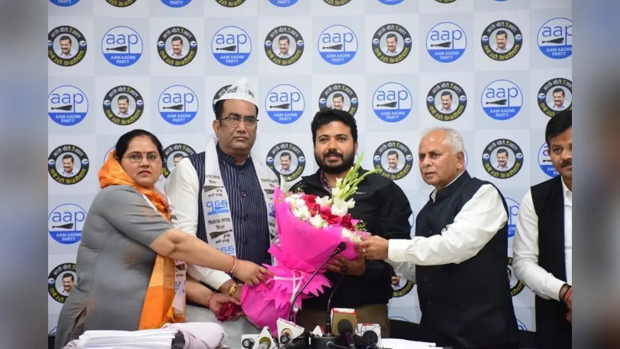 आप में शामिल हुए भाजपा के बड़े नेता, वरिष्ठ नेता दुर्गेश पाठक और विधायक बग्गा ने सभी लोगों को टोपी और पटका पहना कर किया स्वागत
