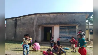 चक्रधरपुर के आजाद बस्ती आंगनबाड़ी में असमाजिक तत्वों का उत्पात, ताला तोड़ रजिस्टर जलाया