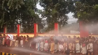 बिहार: पटना में आंगनबाड़ी सेविका ने किया प्रदर्शन, पुलिस ने वाटर कैनन का किया प्रयोग
