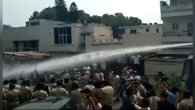 चंडीगढ़ में बीजेपी के खिलाफ AAP महिला विंग की कार्यकर्ताओं का प्रदर्शन, पुलिस ने किया वाटर कैनन का इस्तेमाल
