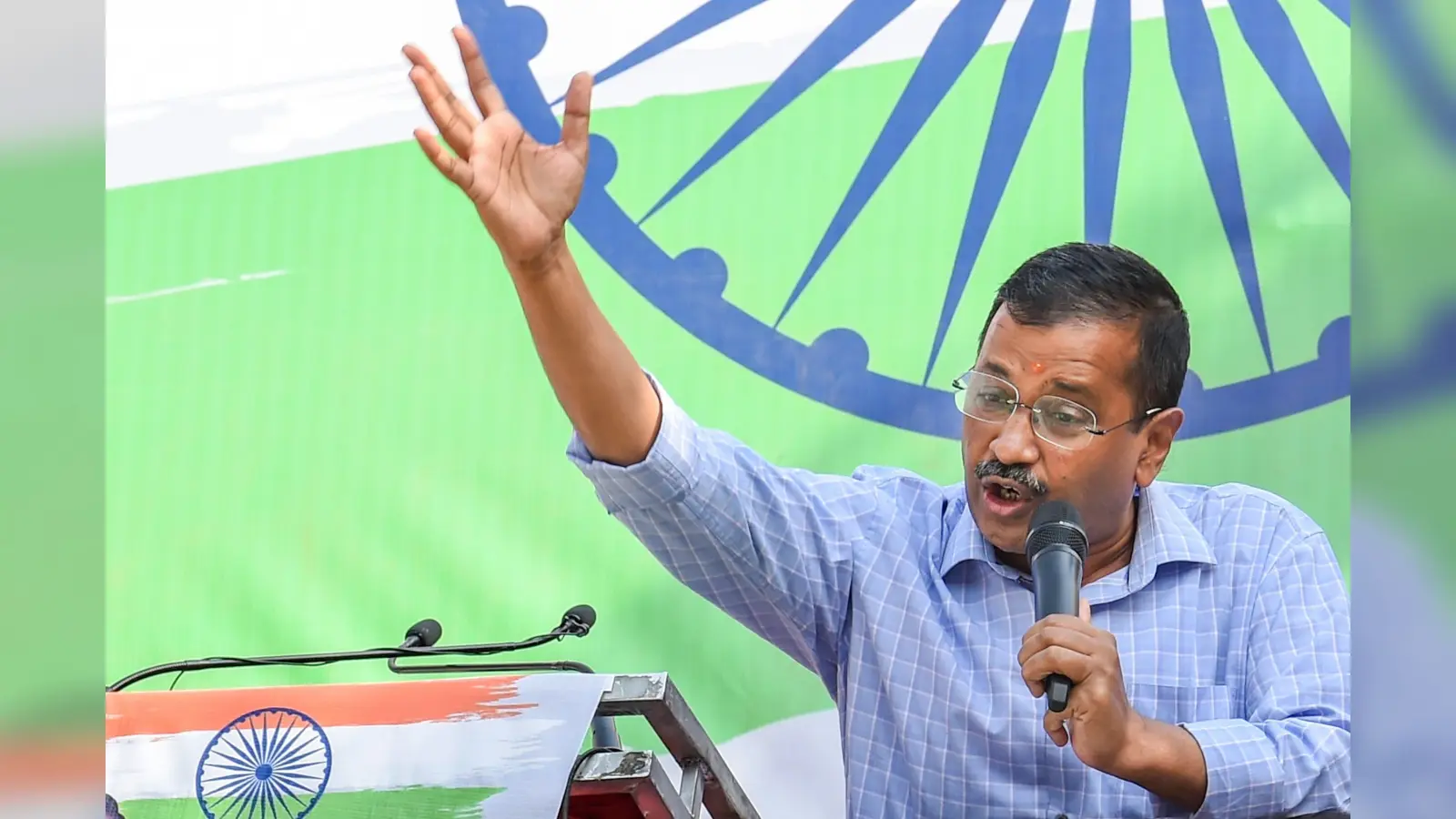 केजरीवाल ने केंद्र से हाथ जोड़कर की विनती, बोले – ‘एमसीडी चुनाव मत टालिए मोदीजी!’