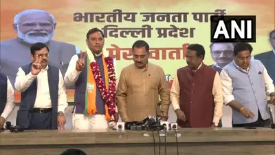 Delhi MCD की बैठक से पहले AAP को बड़ा झटका, पार्टी पार्षद पवन सहरावत ने थामा BJP का दामन
