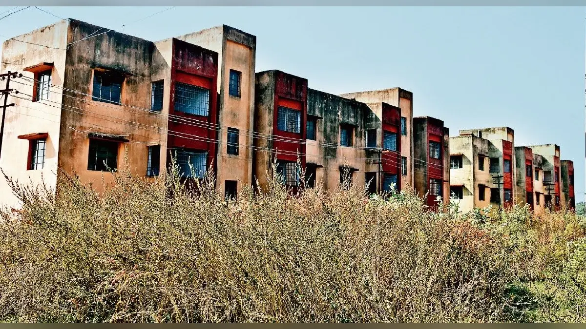 Dhanbad News: करोड़ों खर्च, नतीजा सिफर, 10,276 आवास हैं तैयार, रहनेवाला तो दूर, हैंडओवर लेनेवाला भी कोई नहीं