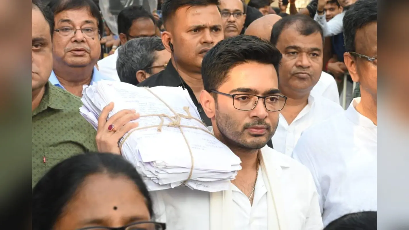 दुर्गापूजा में भी भाजपा नेताओं का बंगाल में ‘डेली पैसेंजरी’ जारी : अभिषेक बनर्जी