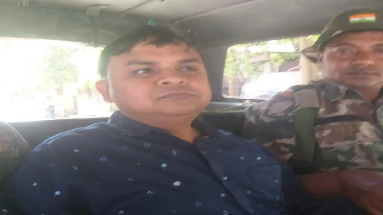 Jharkhand News: रांची के एसएसपी ऑफिस का क्लर्क 5 हजार रुपये रिश्वत लेते गिरफ्तार, एसीबी ने ऐसे दबोचा