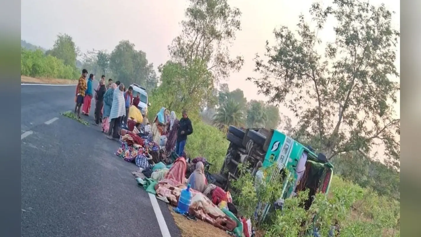 देवघर में चार धाम की यात्रा से वापस लौट रही श्रद्धालुओं से भरी बस पलटी, 7 लोग घायल
