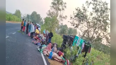 देवघर में चार धाम की यात्रा से वापस लौट रही श्रद्धालुओं से भरी बस पलटी, 7 लोग घायल