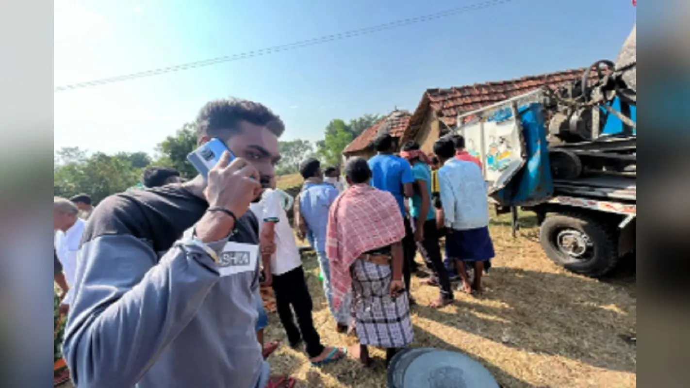 देवघर में पिकअप वैन और टेलर में जबरदस्त टक्कर, 1 की मौत, 3 की स्थिति गंभीर
