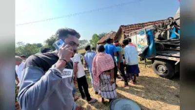 देवघर में पिकअप वैन और टेलर में जबरदस्त टक्कर, 1 की मौत, 3 की स्थिति गंभीर