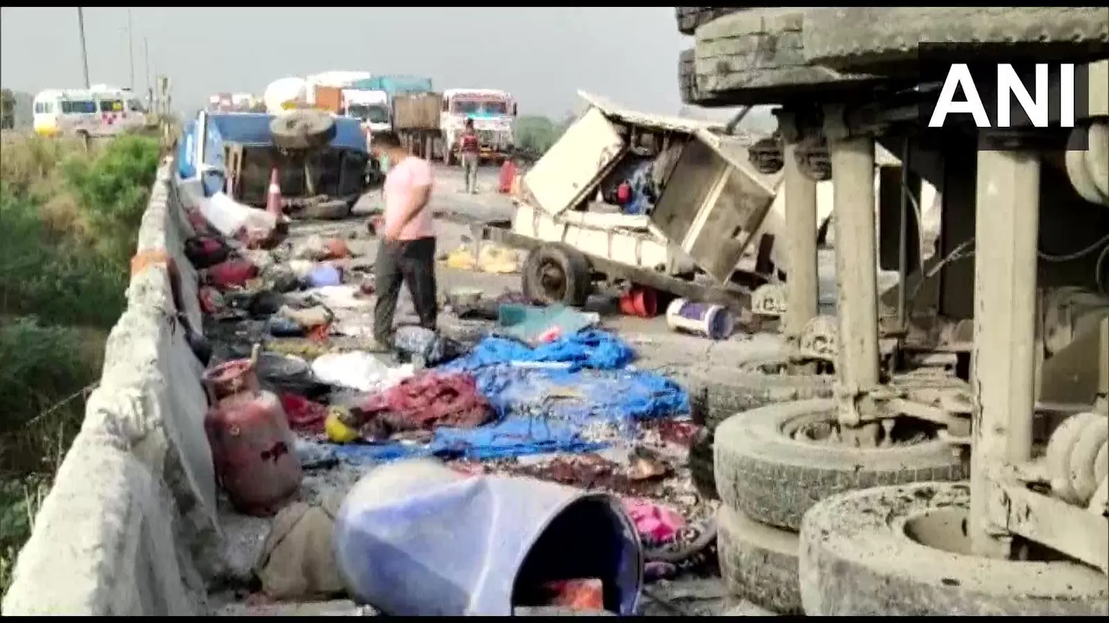लोहरदगा में बॉक्साइट ट्रक व ऑटो की टक्कर, 12 लोग घायल