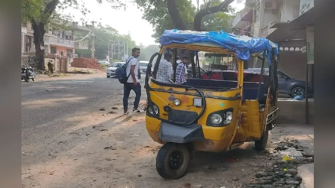 Jharkhand News : झारखंड के पलामू में स्कॉर्पियो-ऑटो में टक्कर, 1 महिला की मौत, ड्राइवर समेत 4 लोग घायल