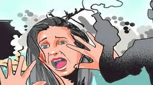 Agra News: बीवी से ठुकराए बदमाश ने छत पर सो रहे पड़ोसियों पर फेंका तेजाब, 4 घायल