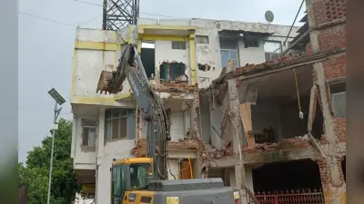 गढ़वा के आदर्श गेस्ट हाउस पर तीसरी बार चला बुलडोजर, नदी-नाला को अतिक्रमण मुक्त करने का अभियान जारी