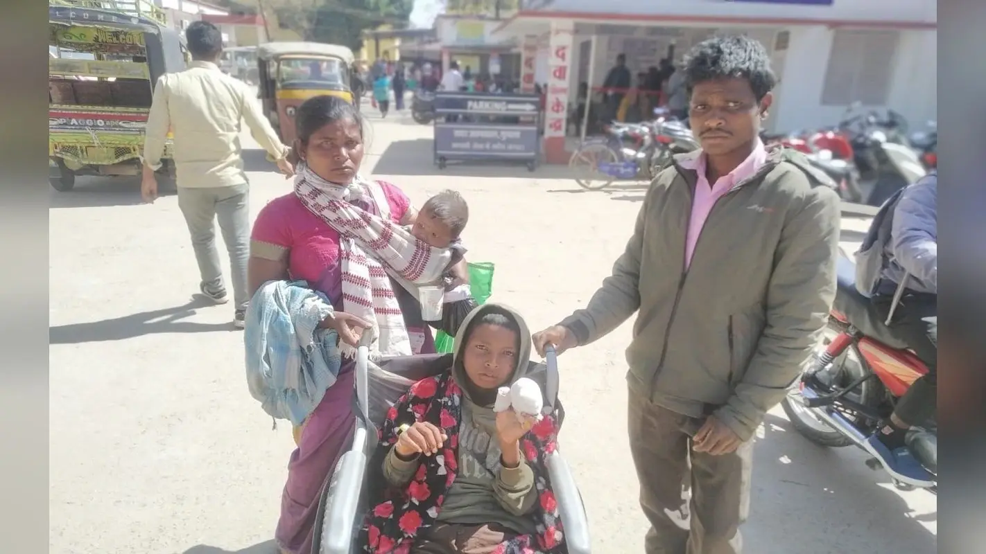 झारखंड : आदिम जनजाति समुदाय की चौथी क्लास के बच्चे के हाथ में फटा बम, 4 उंगलियां उड़ीं, थानेदार ने की मदद