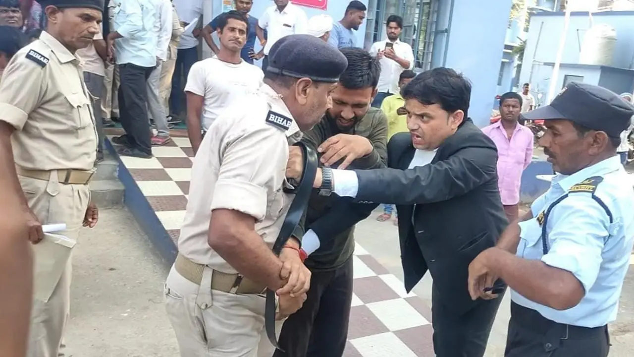 बिहार: नालंदा के अस्पताल में एक दूसरे पर टूट पड़े सिपाही और वकील, शराब मामले से जुड़ी वजह को जानिए…