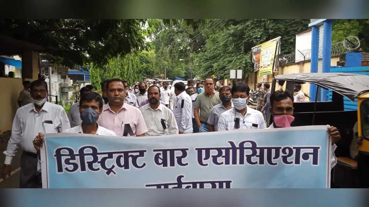 रांची के अधिवक्ता की हत्या का विरोध, चाईबासा में वकीलों ने निकाला मौन जुलूस, उपायुक्त को सौंपा ज्ञापन