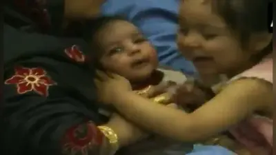 अफगानिस्तान से भारत पहुंचा परिवार, खुशी से छोटी बहन ने चूम लिया भाई का गाल