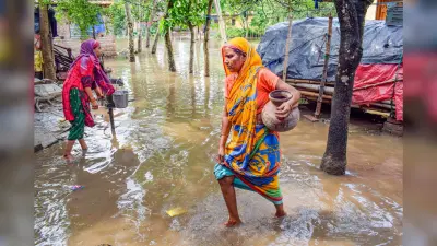 यश चक्रवात के बाद अब लगातार बारिश ढा रहा कहर, तटवर्ती इलाकों में बढ़ा जलस्तर, परेशान हैं ग्रामीण