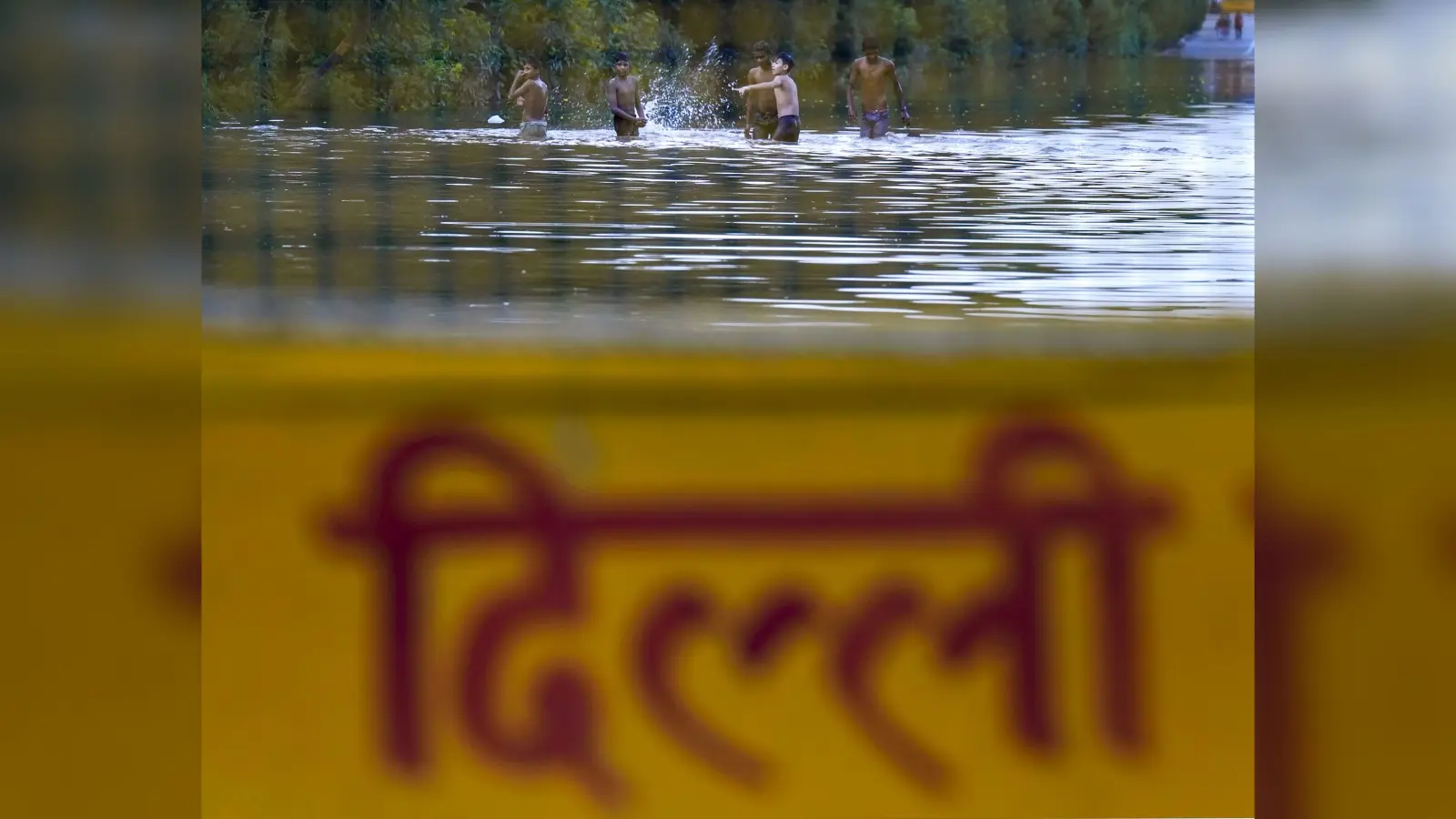 ITO, लालकिला के साथ-साथ राजघाट के पास भरा पानी, डूबी दिल्ली, तस्वीरों में देखें हाल