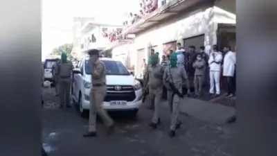 आगरा में एक ही परिवार के तीन लोगों की हत्या कर शव को जलाया, बंद मकान में मिली लाश…