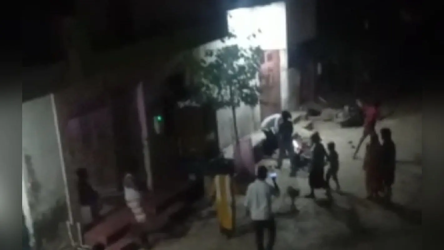आगरा: घर में घुसकर दबंगों ने की किशोरी से छेड़छाड़, विरोध पर की तोड़फोड़ और पत्थरबाजी, वीडियो वायरल