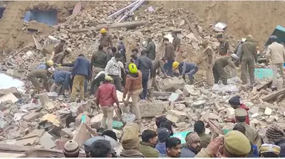 आगरा में बड़ा हादसा, बिल्डिंग की खुदाई के दौरान गिरे कई मकान, मलबे में दबने से एक बच्ची की मौत