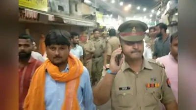 सड़क पर हो रही नमाज पर हिंदूवादी नेताओं का हंगामा, नमाज बंद कराने की उठी मांग, पुलिस ने ऐसे संभाला मामला