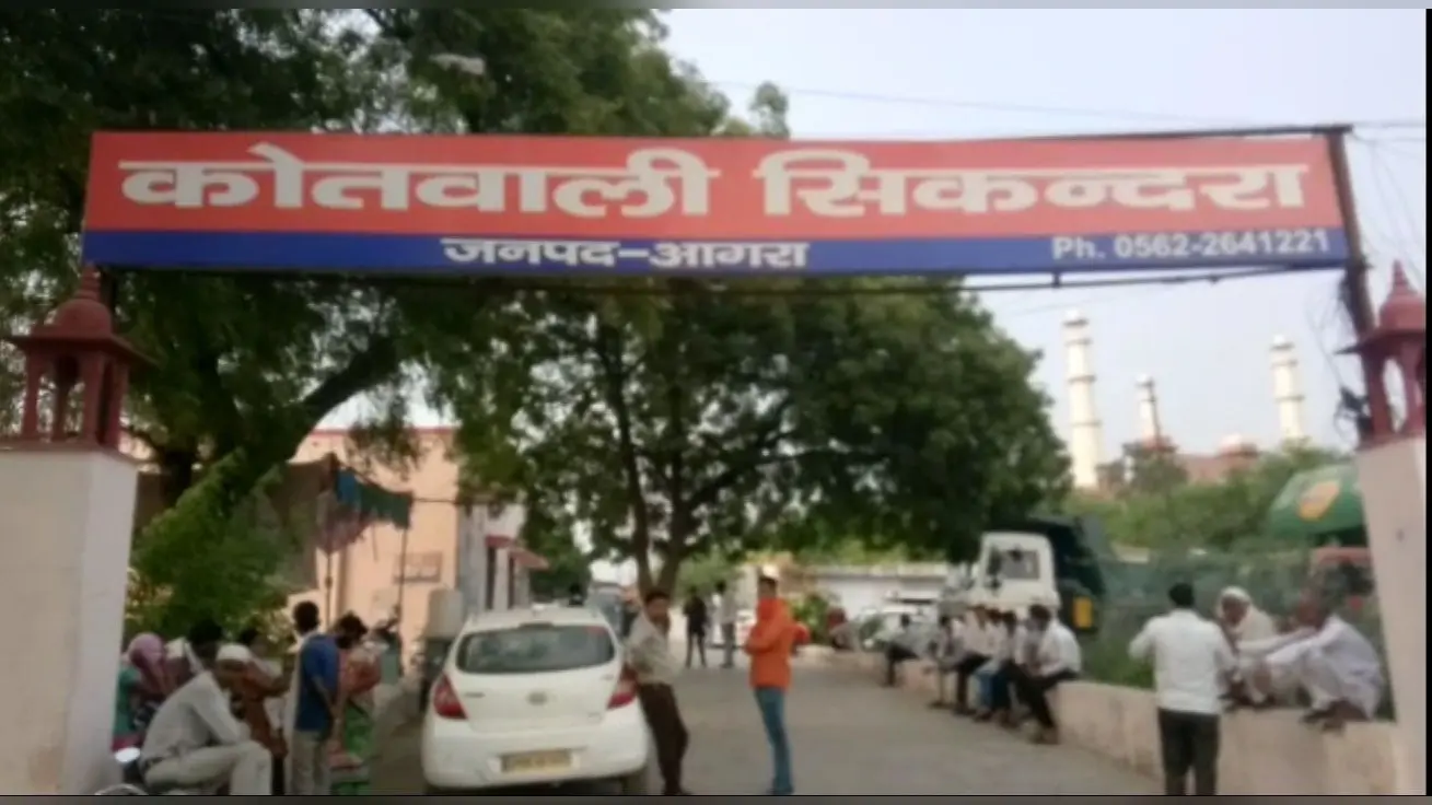 आगरा में दो कुत्तों की लड़ाई में मालिकों ने ली एंट्री, आरोप- गुस्साये शख्स ने बच्चों पर दाग दी गोली