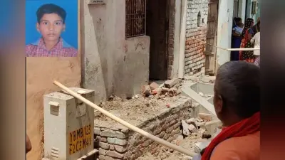 Agra News: प्रकाश नगर में गिरा घर का छज्जा, 7 लोग दबे, एक बच्चे की मौत
