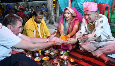 आगरा में हिंदू रीति-रिवाज से शादी करने आए मैक्सिको से प्रेमी, विदेशी दोस्तों ने जमकर लगाए ठुमके