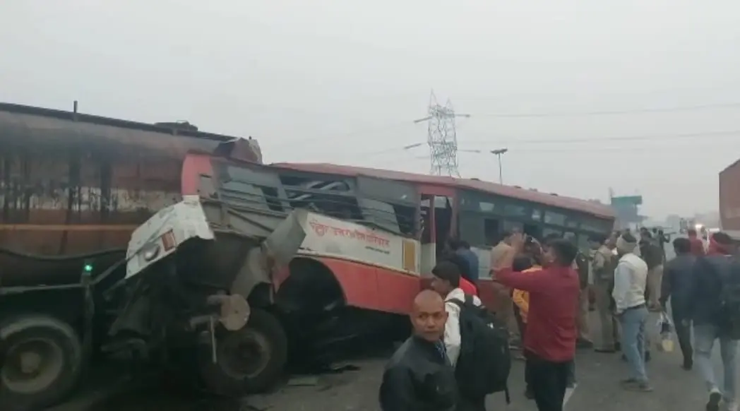 Agra News: आगरा में भीषण सड़क हादसा, टैंकर और बस की टक्कर में दो लोगों की दर्दनाक मौत, कई यात्री घायल