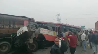 Agra News: आगरा में भीषण सड़क हादसा, टैंकर और बस की टक्कर में दो लोगों की दर्दनाक मौत, कई यात्री घायल