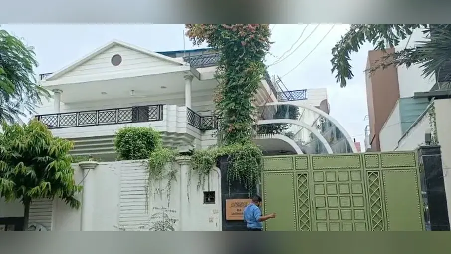 Agra News: आगरा में कोका कोला के डिस्ट्रीब्यूटर के घर आयकर विभाग की छापेमारी, जांच पड़ताल लगातार जारी