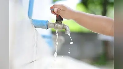 Agra News: सड़क किनारे खड़े ट्रक में जा घुसा कैंटर, सिपाही की हालत गंभीर, पत्नी और पुत्र की दर्दनाक मौत