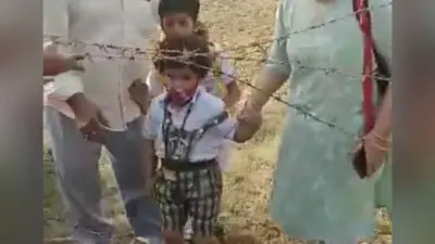 अभिभावकों की ये कैसी अग्निपरीक्षा! बच्चों को समय से स्कूल पहुंचाने के लिए कटीले तारों से गुजरते पेरेंट्स