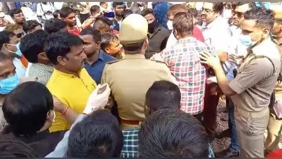 Agra News: पुलिस हिरासत में युवक की मौत पर प्रदर्शन कर रहे कांग्रेस कार्यकर्ताओं को दौड़ा-दौड़ा कर पीटा