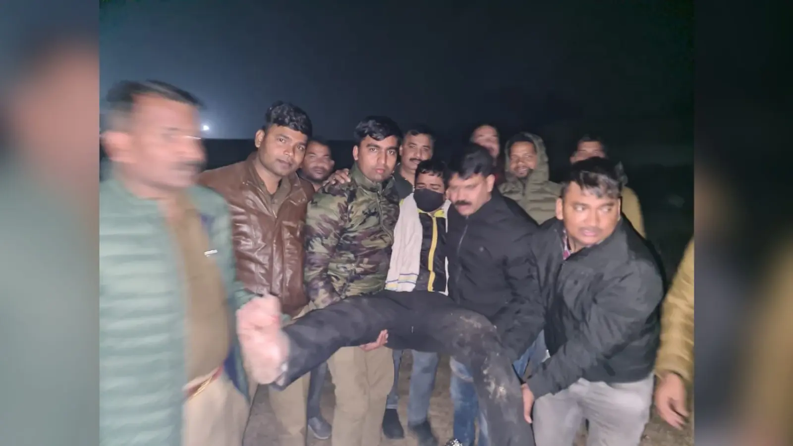 Agra News: आगरा में लाखों की लूट को अंजाम देने वाले बदमाशों से पुलिस की मुठभेड़, एक घायल दूसरा फरार
