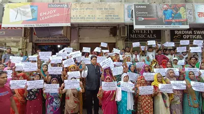 आगराः पीने के पानी में मिली सीवर की गंदगी, जल निगम के कार्यालय पहुंची महिलाएं, सीडीओ से की शिकायत