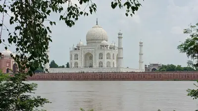Agra: रात में खुद लुटा, सुबह दूसरे को लूटते देख बदमाशों से भिड़ गया ऑटो चालक, सूझबूझ से पकड़े गए आरोपी